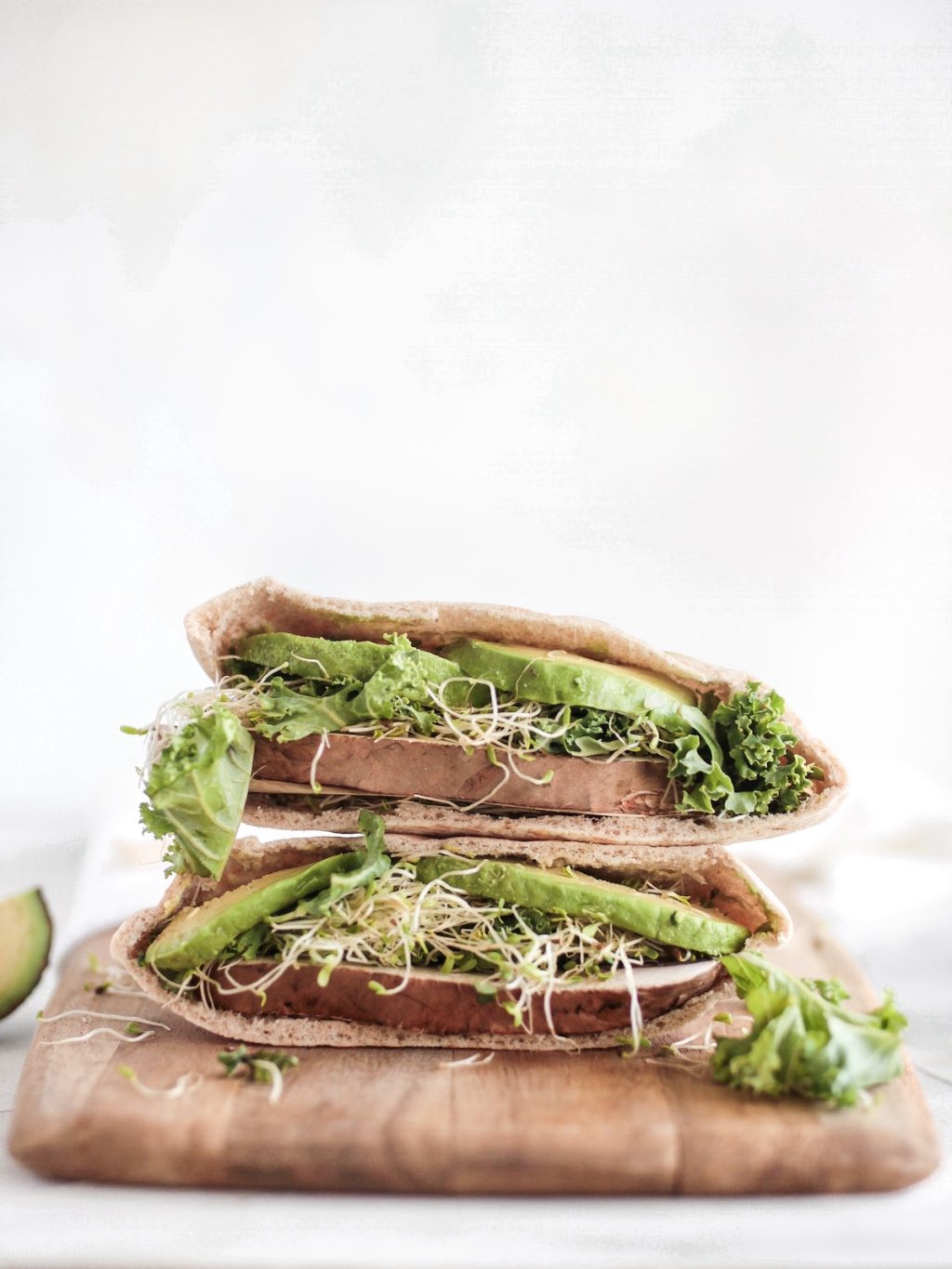 Green Lunch Sandwiches with Avo and Sprouts